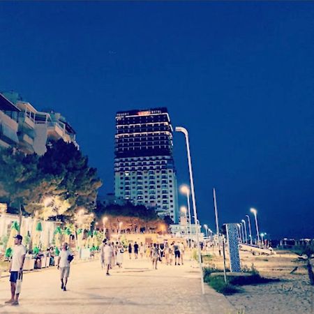 Lovely Studio Apartment Beachfront Durres Bagian luar foto