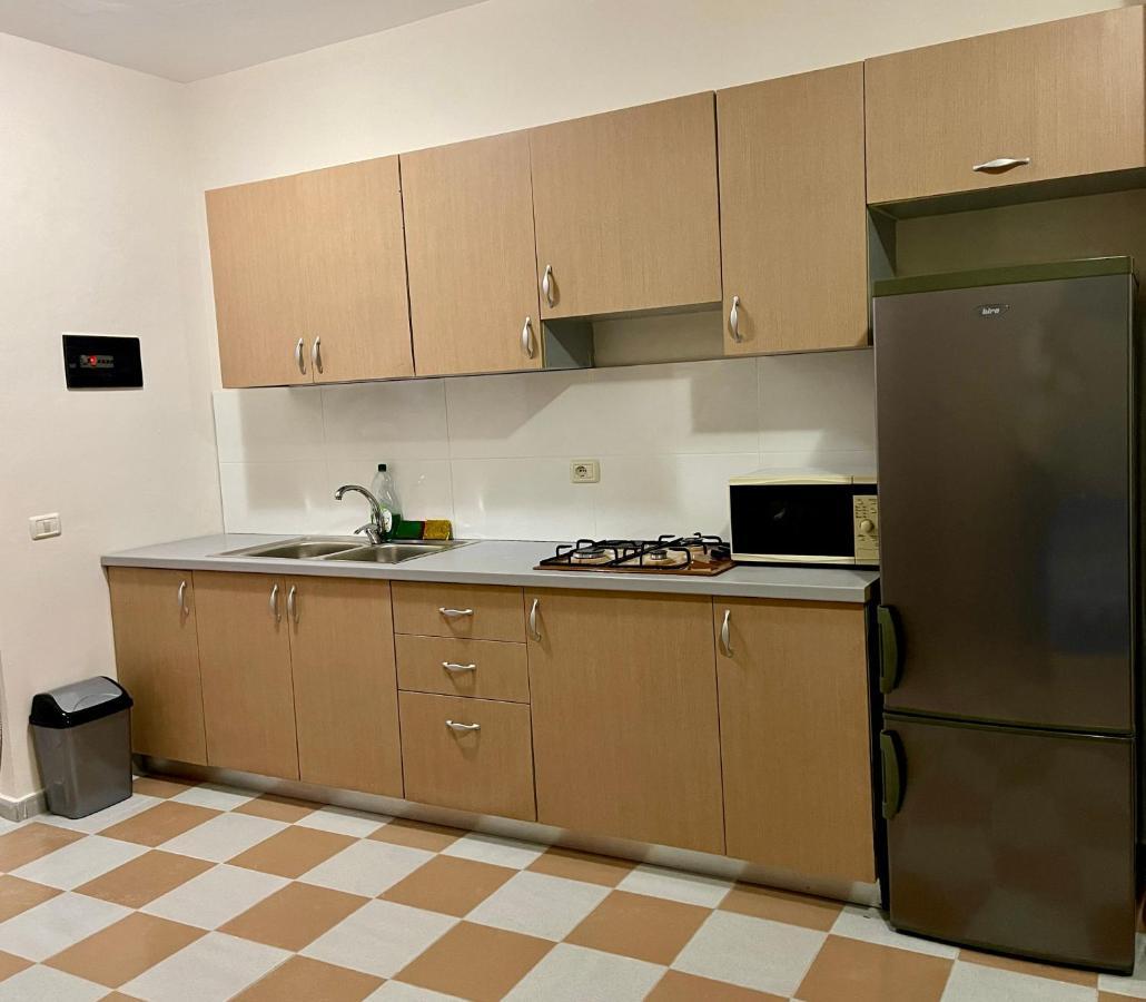 Lovely Studio Apartment Beachfront Durres Bagian luar foto