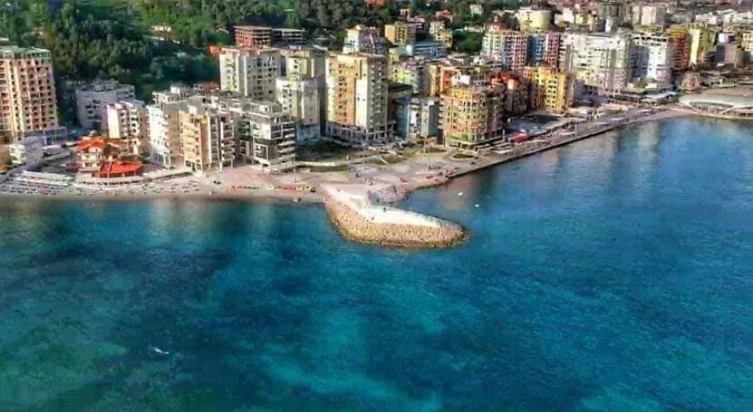 Lovely Studio Apartment Beachfront Durres Bagian luar foto