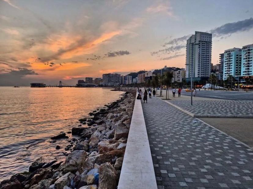 Lovely Studio Apartment Beachfront Durres Bagian luar foto