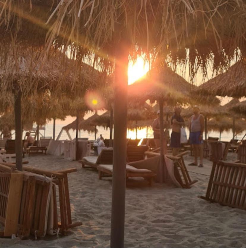 Lovely Studio Apartment Beachfront Durres Bagian luar foto
